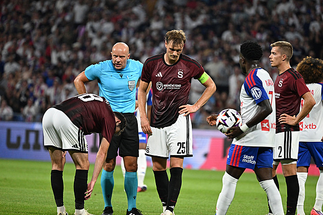 Sparta in trouble at Lyon. 'Clear red card,' says expert. Red card complicates rematch
