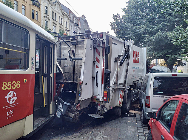 Srážka tramvaje a popelářského vozu ráno blokovala Moskevskou ulici v Praze