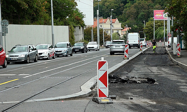 V části Radlické opravují asfalt, auta jezdí po tramvajovém pásu