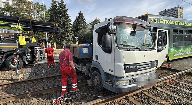 Nehoda tramvaje a dodávky zastavila provoz na severu Prahy, dva lidé zraněni