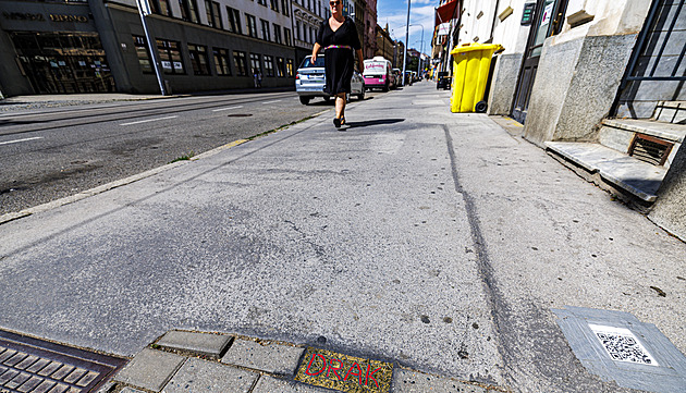 Streetartista chodníkovými mozaikami vyzdobil Brno. O svolení radši nežádám, říká