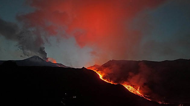 Etna chrlí lávu a láká davy. Turisté se k sopce vydávají i v žabkách