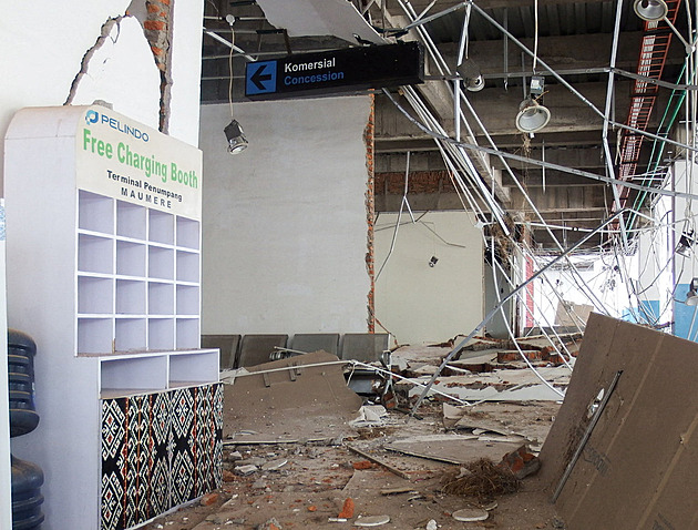 Zemětřesení v Indonésii zabilo přes třicet lidí, úřady varovaly i před tsunami