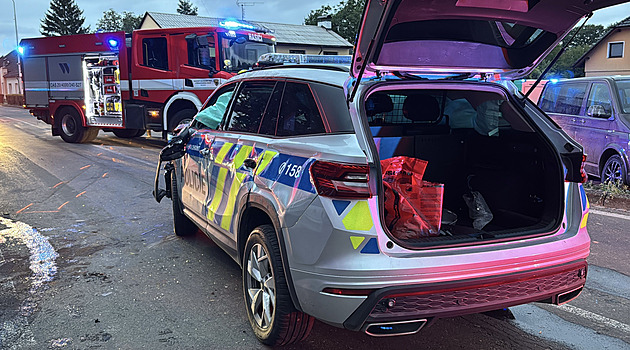 Policejní vůz se v Milovicích srazil s dodávkou, čtyři lidé se zranili