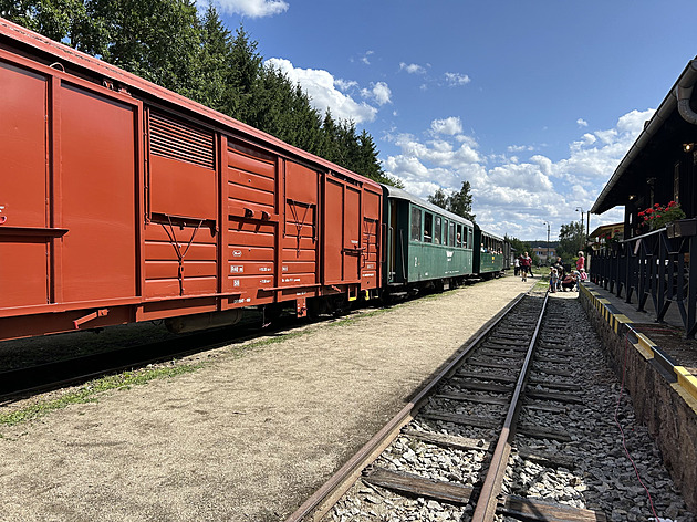 Motorov� vlak �zkokolejky je p�ipraven� k odjezdu z n�dra�� v Nov� Byst�ici. O j�zdu je z�jem, souprava se zaplnila. (�ervenec 2026)