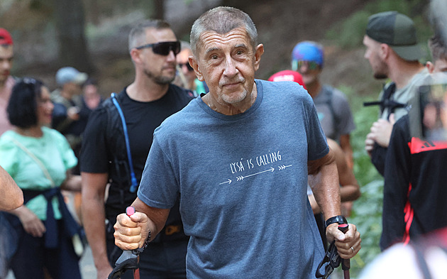 Babiš a dva ministři vyšli na Lysou horu. Náročnější než loni, hodnotil premiér