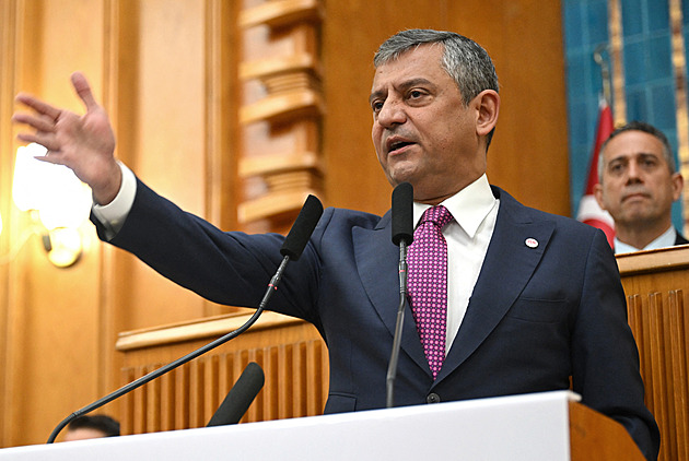 Labutí píseň turecké opozice. Atatürkova partaj se drolí, odvržený šéf se nevzdává