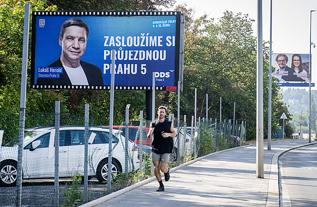 Billboardy, Rakušanovo turné i Babišův výstup na Lysou horu. Strany vábí voliče