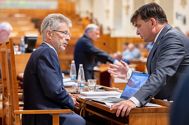 Senátoři vrátili poslancům EET. Navrhli zcela vyjmout bezhotovostní platby