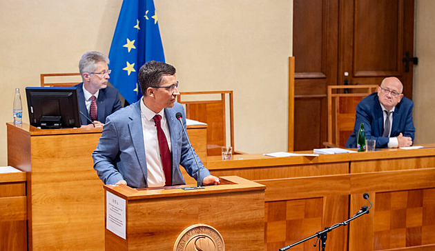 Senátoři odmítli zákon o státních zaměstnancích i omezení pravomocí Pavla