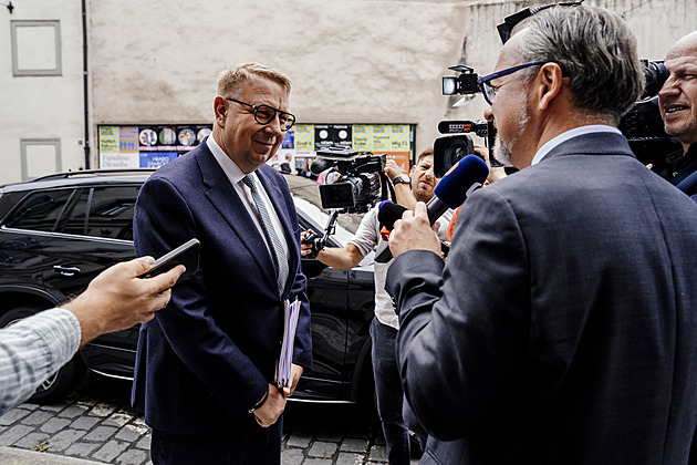 Juchelka slíbil po jednání u Schillerové jedno z nejvyšších přidání na platy