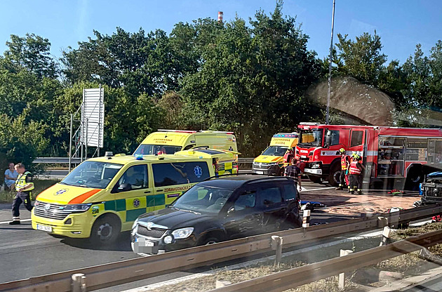 Srážka tří aut uzavřela na pět hodin D10. Jeden z vážně zraněných na místě zemřel
