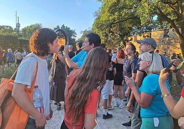 Stovky nadšenců zaplnily Petřín. Moc jsme toho neviděli, litovali španělští turisté