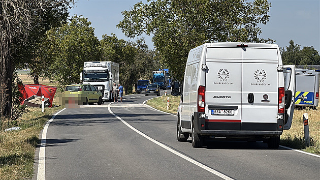Auto s přívěsem sjelo u Brandýsa ze silnice rovnou do stromu, řidič zemřel