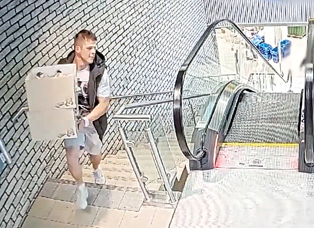 Bizarní loupež oříšků. Zloděj to zkusil, pak si přišel ještě dvakrát. Sebral 130 balení