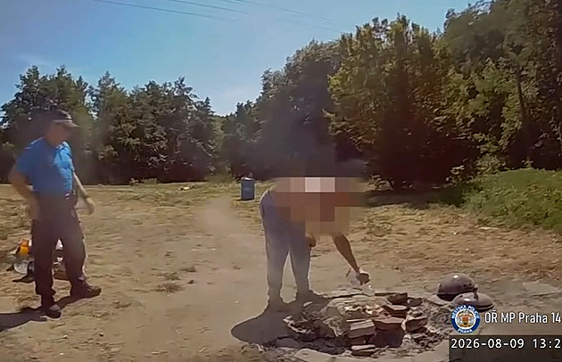 Lidé ignorují zákaz ohňů, i přes varování v parcích grilují. Strážníci rozdávají pokuty