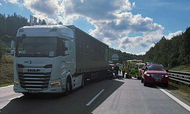 Střet aut a kamionu na dvě hodiny uzavřel D1. Zranili se čtyři lidé, zasahoval i vrtulník