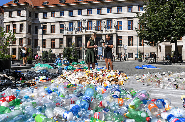 Zápach v Praze. Koše přetékají, vyhazují do nich i hospody. Hygiena varuje před zvířaty