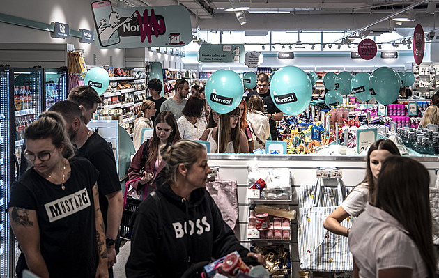Normální zboží, nenormální ceny. Před novou drogerií v Praze stála fronta už od rána