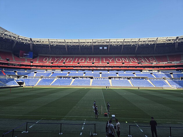 Pohled na Groupama Stadium v Lyonu, kde spar�an�t� fotbalist� odehraj� odvetu...