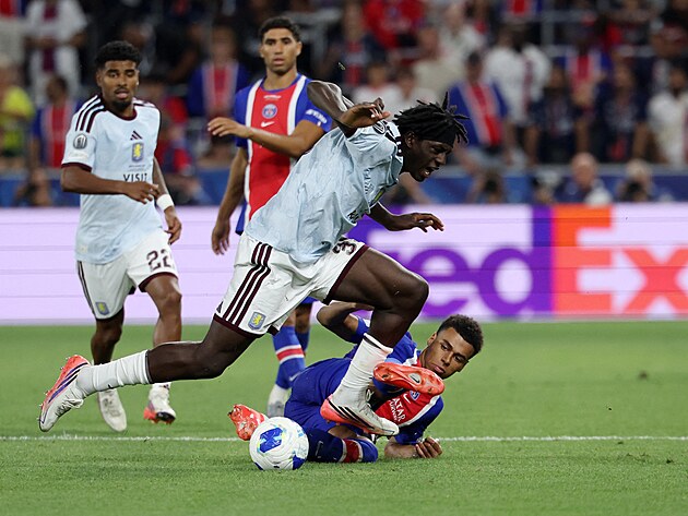 �to�n�k Aston Villy Brian Madjo b�hem z�pasu proti PSG.