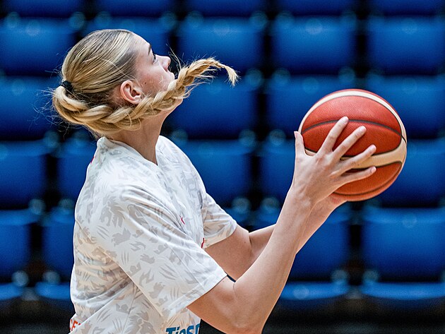 �esk� basketbalistka Kate�ina Kaln� se chyst� na z�pas.