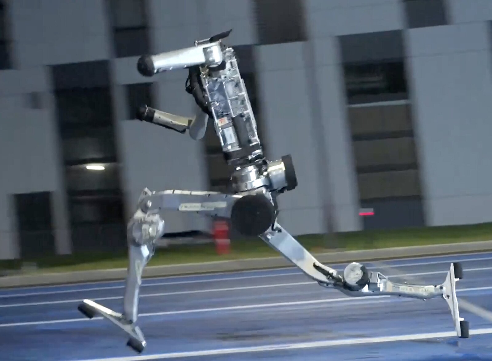 VIDEO: Čínský robot běhá rychleji než Usain Bolt. Přezdívají mu Superman
