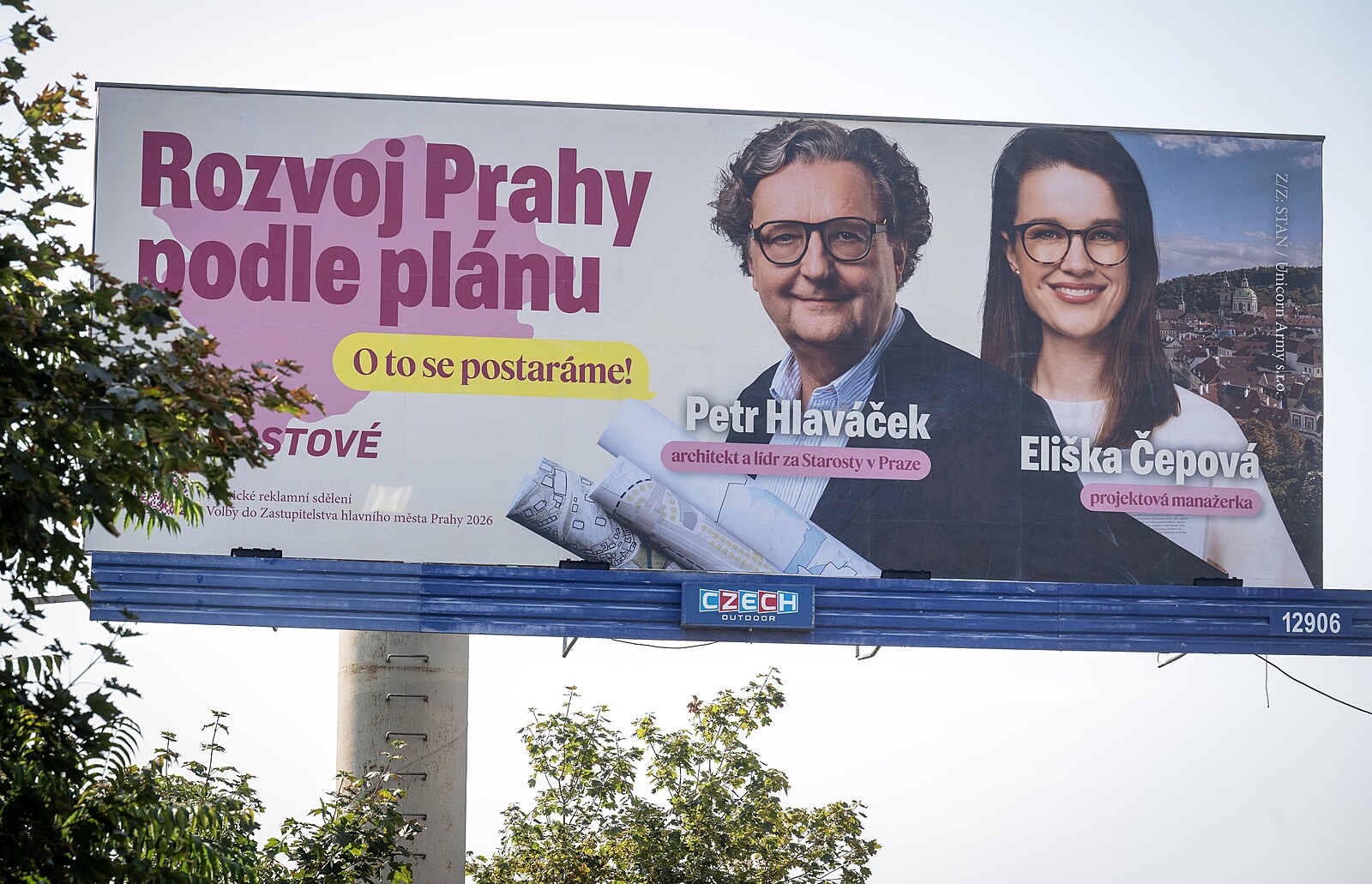 Billboardy, Rakušanovo turné i Babišův výstup na Lysou horu. Strany už vábí voliče