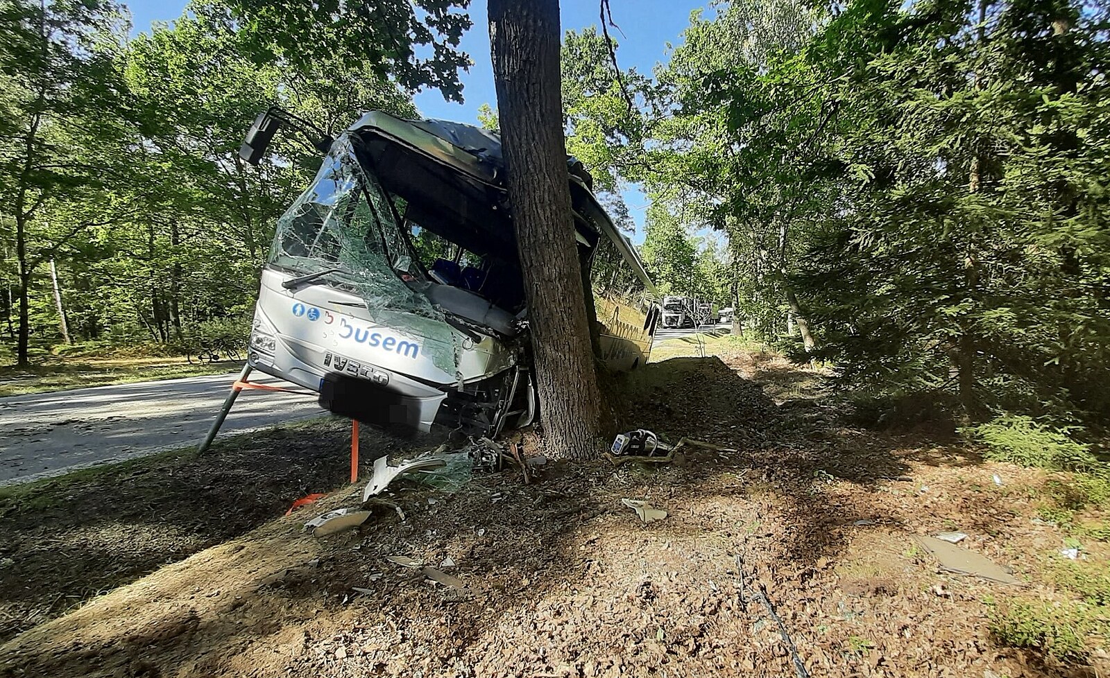 U Třeboně havaroval autobus. Řidiče převážel vrtulník, v nemocnici skončilo i dítě | Česko