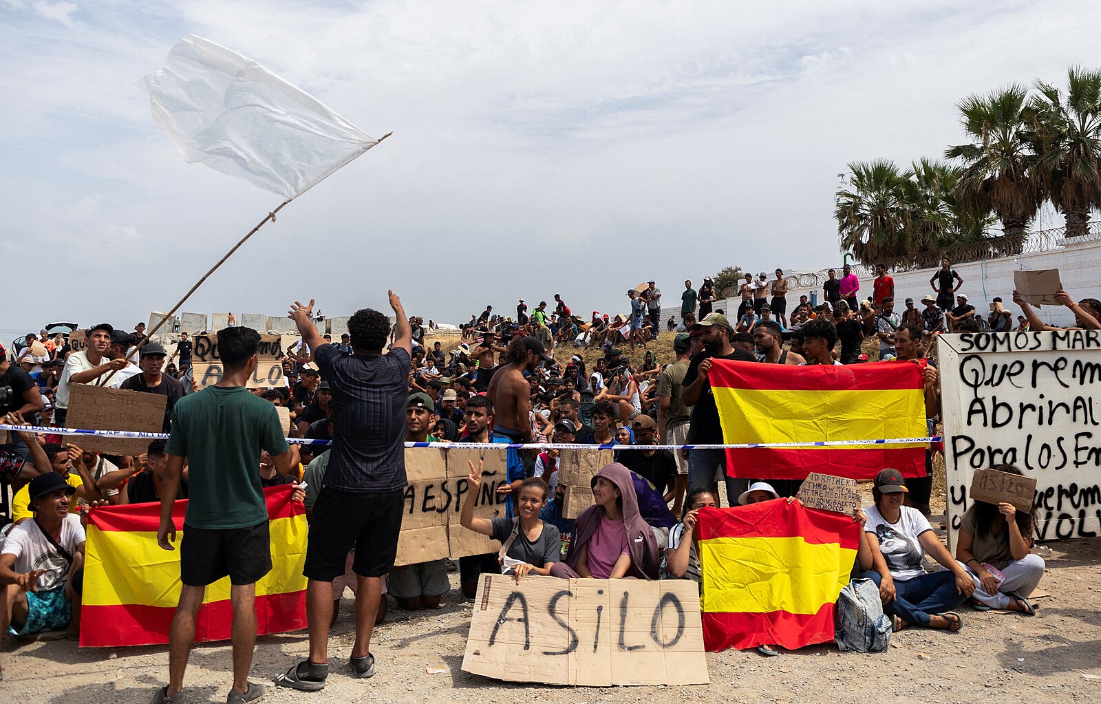 My jsme také lidé. Stovky migrantů v Ceutě na protestu požadovaly azyl