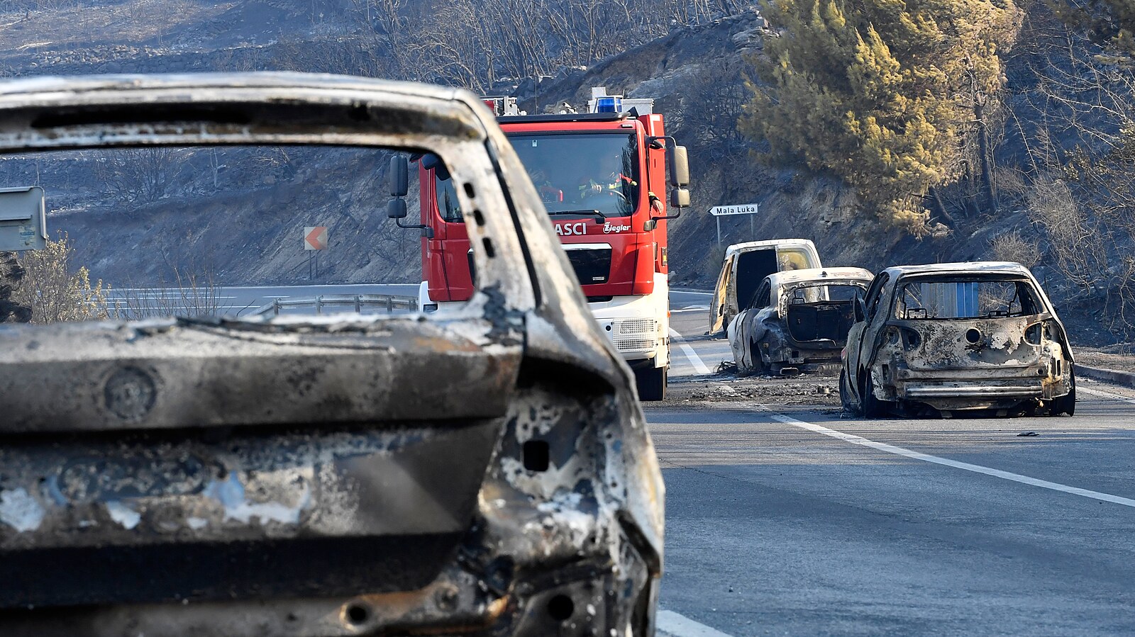 „Plameny za auty a kolona se nehnula ani o metr.“ Češi utíkali před rozsáhlým požárem u chorvatského Omiše