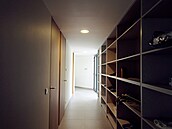 Zajímavým detailem je také práce s úlo�nými prostory. Vestav�né sk�ín� jsou...