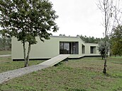 Nezvyklý tvar p�edznamenal podobn� nezvyklá �e�ení. Minimalistické napojení...
