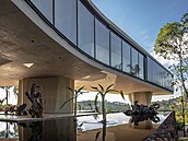 Ten pozemek ne�lo jednodu�e zarovnat a vy�istit. Proto architekti za�ali...