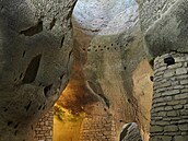 Kaple v Rochemenier v sob� nese prvky, které sakrální architekturu nezap�ou. Má...