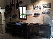 Vnit�ní st�ny podzemních dom� z Rochemenieru se pravideln� natíraly vápnem....