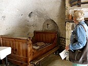 Aby postele a slamníky nenavlhly od st�n, nestály nikdy p�ímo u zdi, ale...