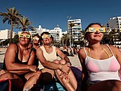 Lidé ve �pan�lsku pozorují zatm�ní slunce. (12. srpna 2026)
