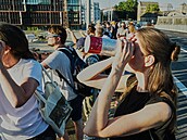 �ena v Berlín� vyu�ívá podomácku vyrobenou ochranu o�í k pozorování zatm�ní...