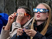 Lidé na Islandu pozorují zatm�ní slunce. (12. srpna 2026)