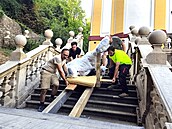 Restauráto�i odvezli z kostela sv. Mikulá�e ve Vraclavi v�ech 28 d�ev�ných soch...