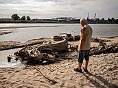 Rekordn� nízká hladina Dunaje v jihoma�arském m�st� Baja odhalila na vyschlém...
