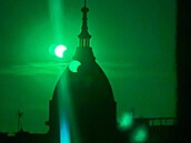Pozorovat �áste�né zatm�ní Slunce lidé mohli také ve východních �echách, v...