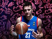 Vít Krej�í pózuje p�i focení nového oble�ení pro �eské basketbalové...