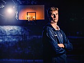 Richard Bálint pózuje p�i focení nového oble�ení pro �eské basketbalové...