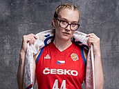 V �erveném dresu a se �álou pro fanou�ky se p�edstavuje reprezenta�ní pivotka...