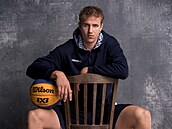 Reprezentant v basketbalu 3x3 Josef Gale v tmavé variaci nové mikiny. 