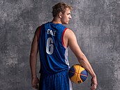 Reprezentant v basketbalu 3x3 Josef Gale v modrém dresu �eského výb�ru