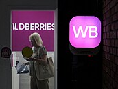 �ena nav�t�vuje výdejní místo internetového obchodu Wildberries v Moskv� v...