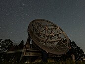 Meteor z roje Perseid p�elétá oblohu nad hv�zdárnou v Ond�ejov� v roce 2026